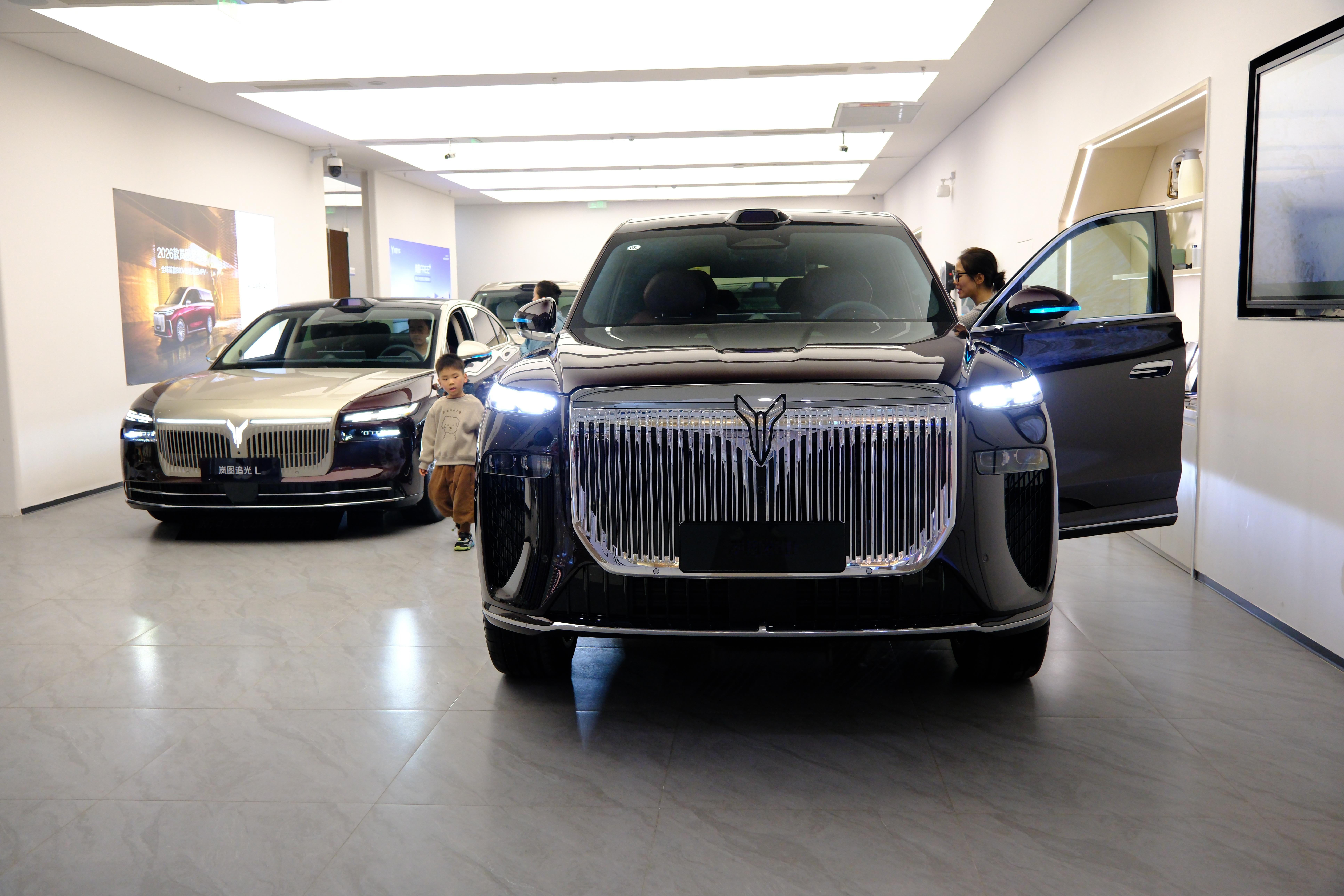 在店里看见了岚图泰山，这车真心霸气，超大面积的中网、高车身、稳重的姿态、圆润的轮