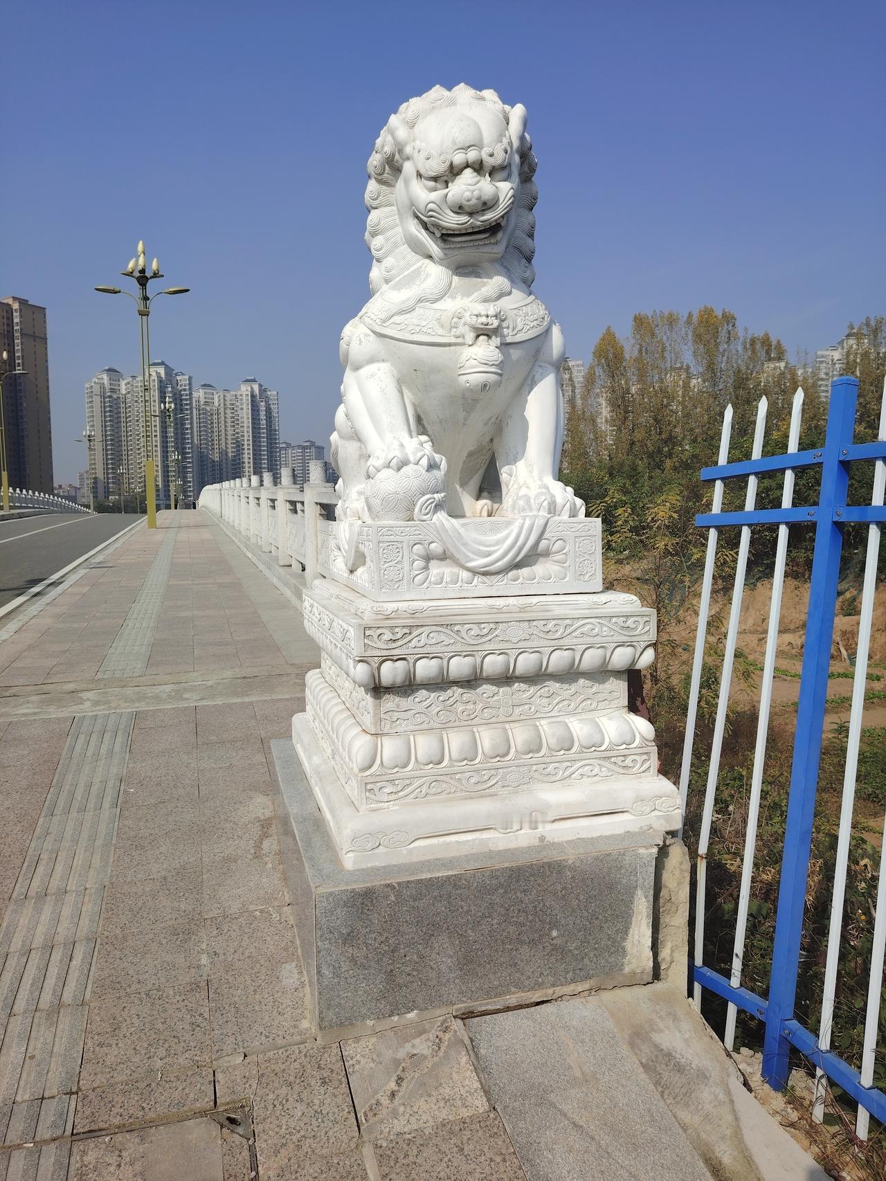 一位副校长排第三，离第二名那个女校长就差那么0.7分，这位快退休的副校长在评选现