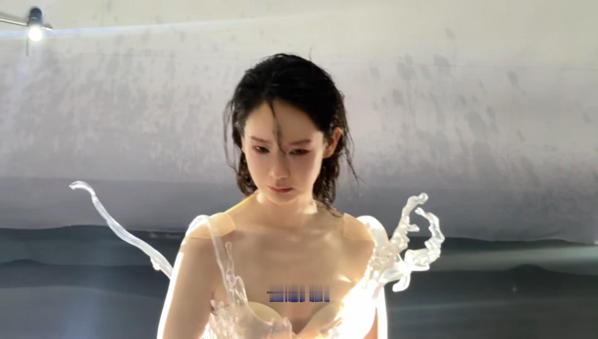 谁泼戚薇一身水戚薇用3D打印了一条水花裙这套造型的脑洞也太大了，把水花定格成裙