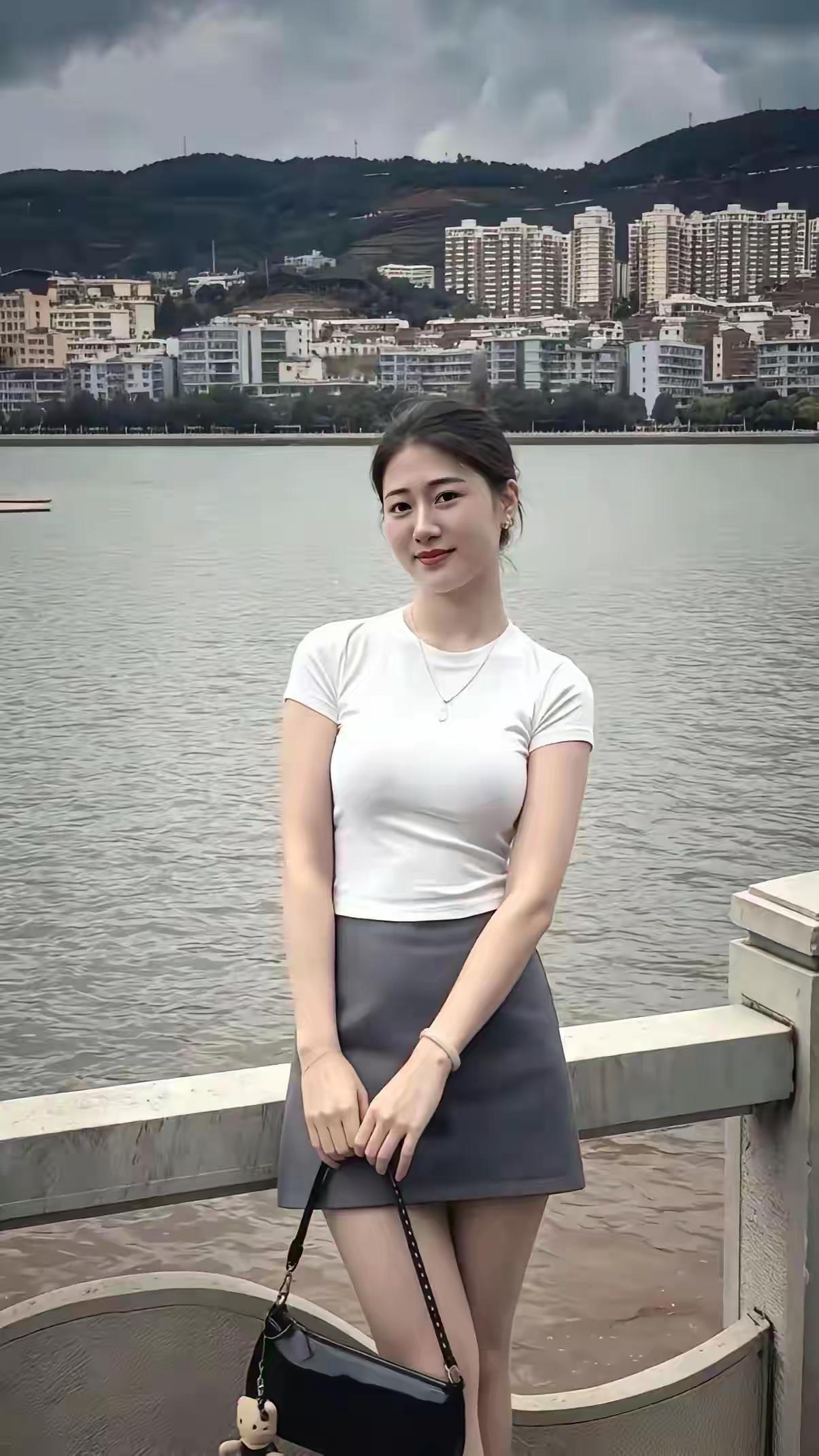 妹子身后的背景是哪里呢，好漂亮。