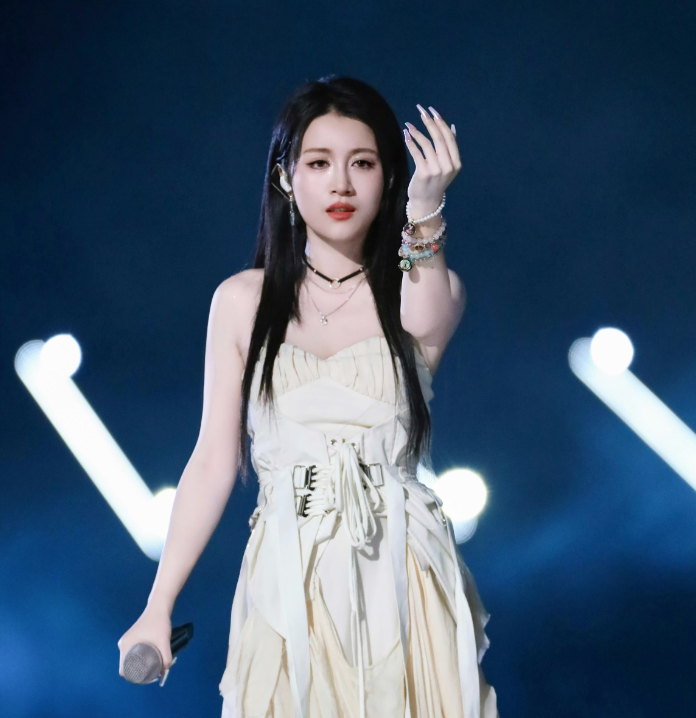 李嘉格终于和车澈离婚了，圈里人都知道车澈是出了名的爱装大款，实际兜里没几分钱，李
