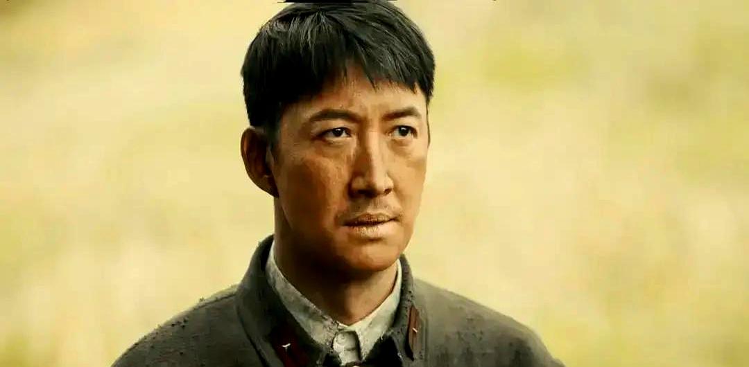 《八千里路云和月》这剧，真把人看破防了！将领张云魁上前线，原配丁玉娇身怀六甲，结