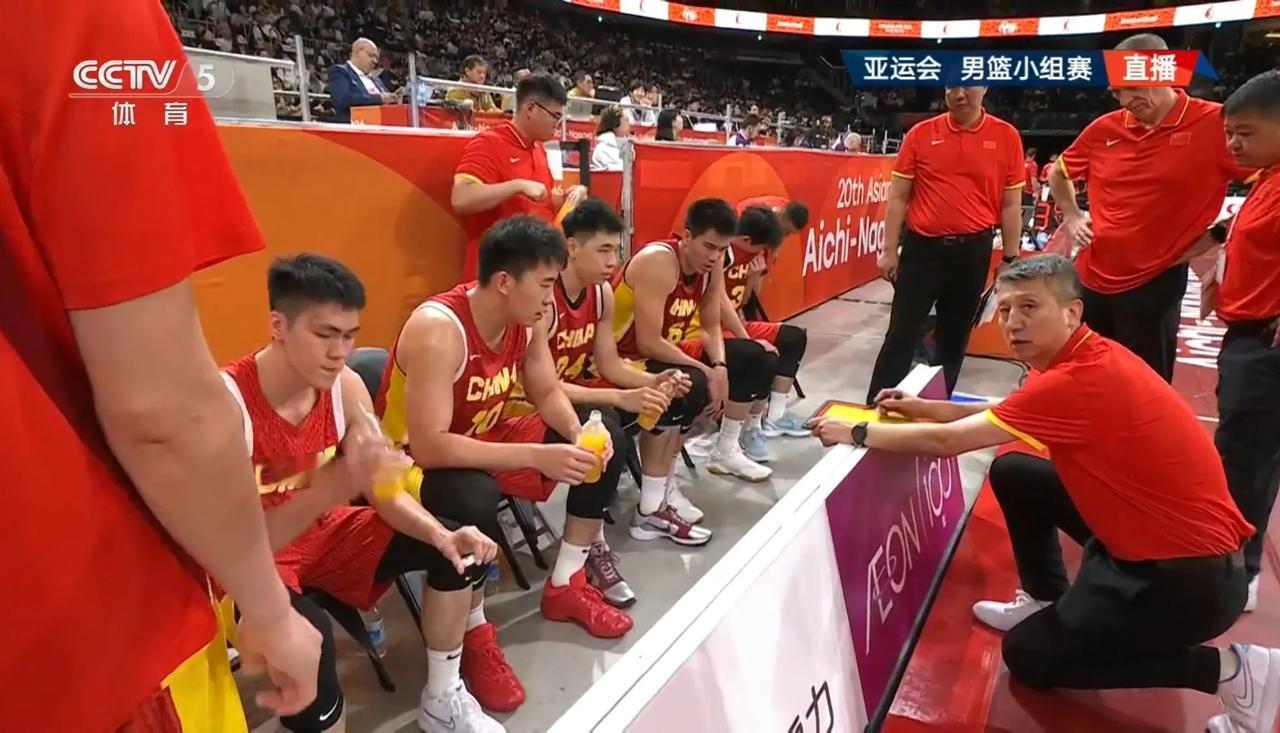 不能用简陋来形容了！看看郭士强主教练单膝跪地在场边围挡前，以一块小型战术板开展部