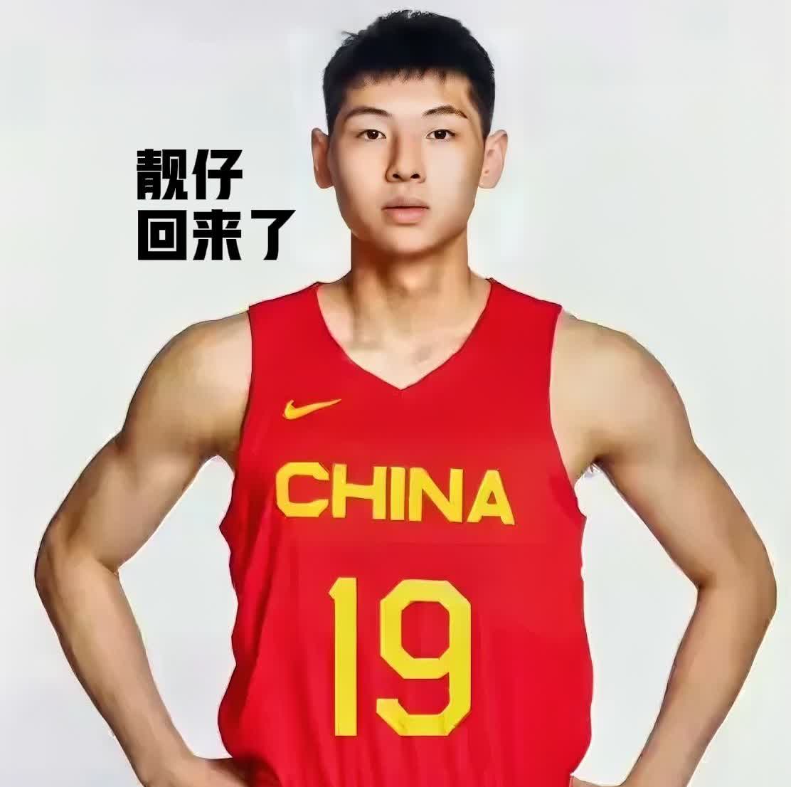 靓仔回来了之前还担心广东宏远只是预注册崔永熙，现在看到机场的崔永熙，就放心了