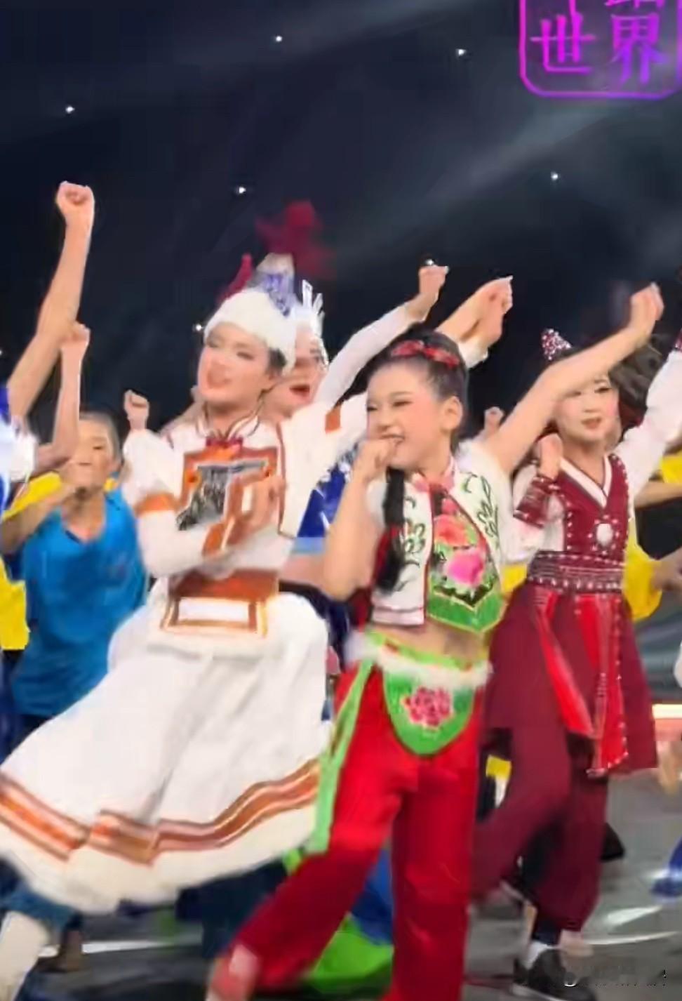 我有种预感，小酒窝以后在娱乐圈一定会红透半边天，这孩子真的是天生吃娱乐圈这碗