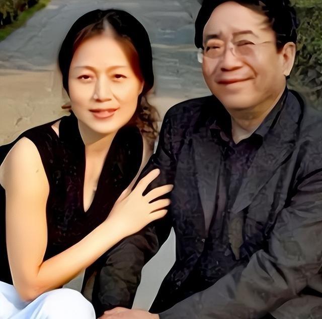 1992年，余秋雨二婚娶了小16岁的黄梅戏演员马兰，洞房花烛夜，余秋雨向妻子提出