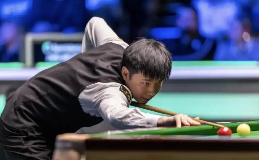 丁俊晖和赵心童，是中国斯诺克不可多得的领军人物。2005年，赵心童守在电视前