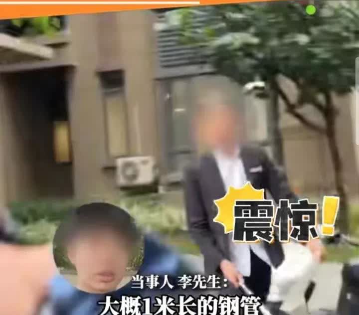 “太嚣张了”广东广州，李先生骑着电动车回小区，遭到小区物业的拦截，双方发生矛盾，