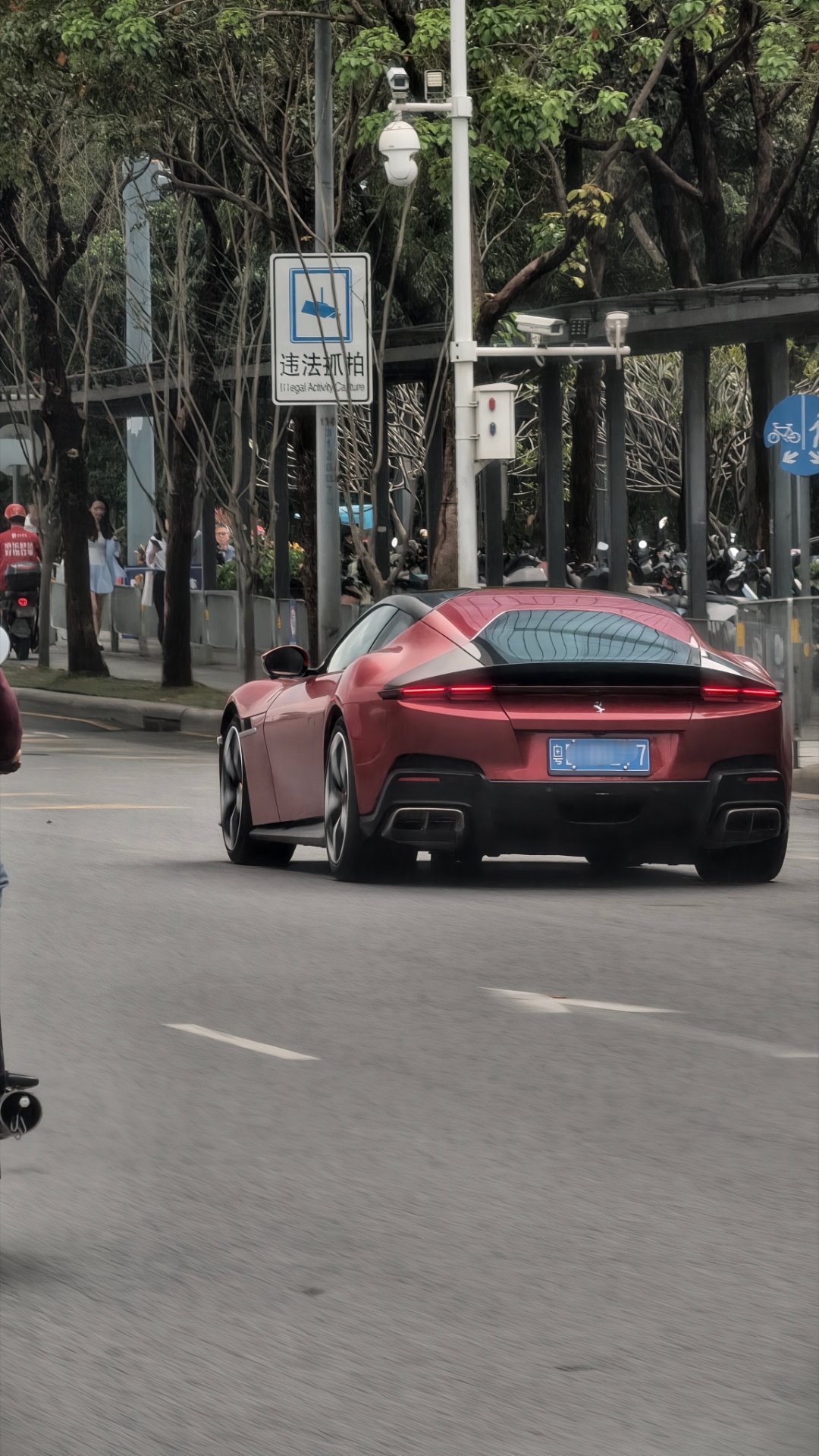 都知道法拉利造中置引擎超跑是行家，但其实法家的前中置GT跑车也是一绝！而且常规换