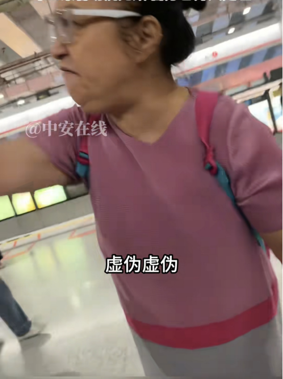 “坏人变老了！”广东深圳，大妈只因地铁上没人让座，什么话都没说，强行把她孙子放在