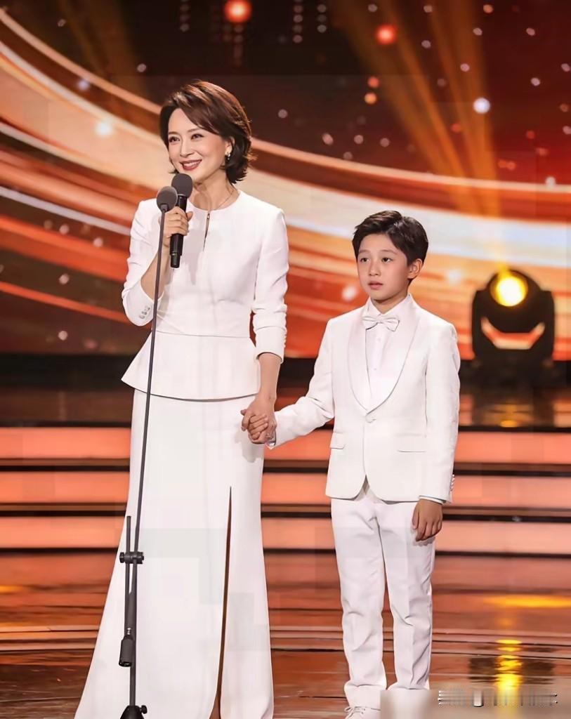 董卿这回的台子，只有巴掌大。51岁，不再是那个控场万人的“央视一姐”，只是一