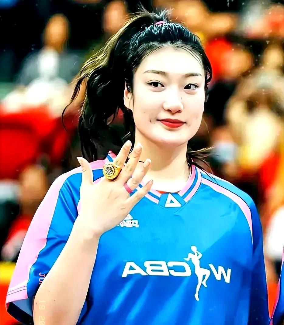 李梦的“大嘴巴”害了自己！都说李梦球技好人又美，可她一句话把自己“坑”了。上
