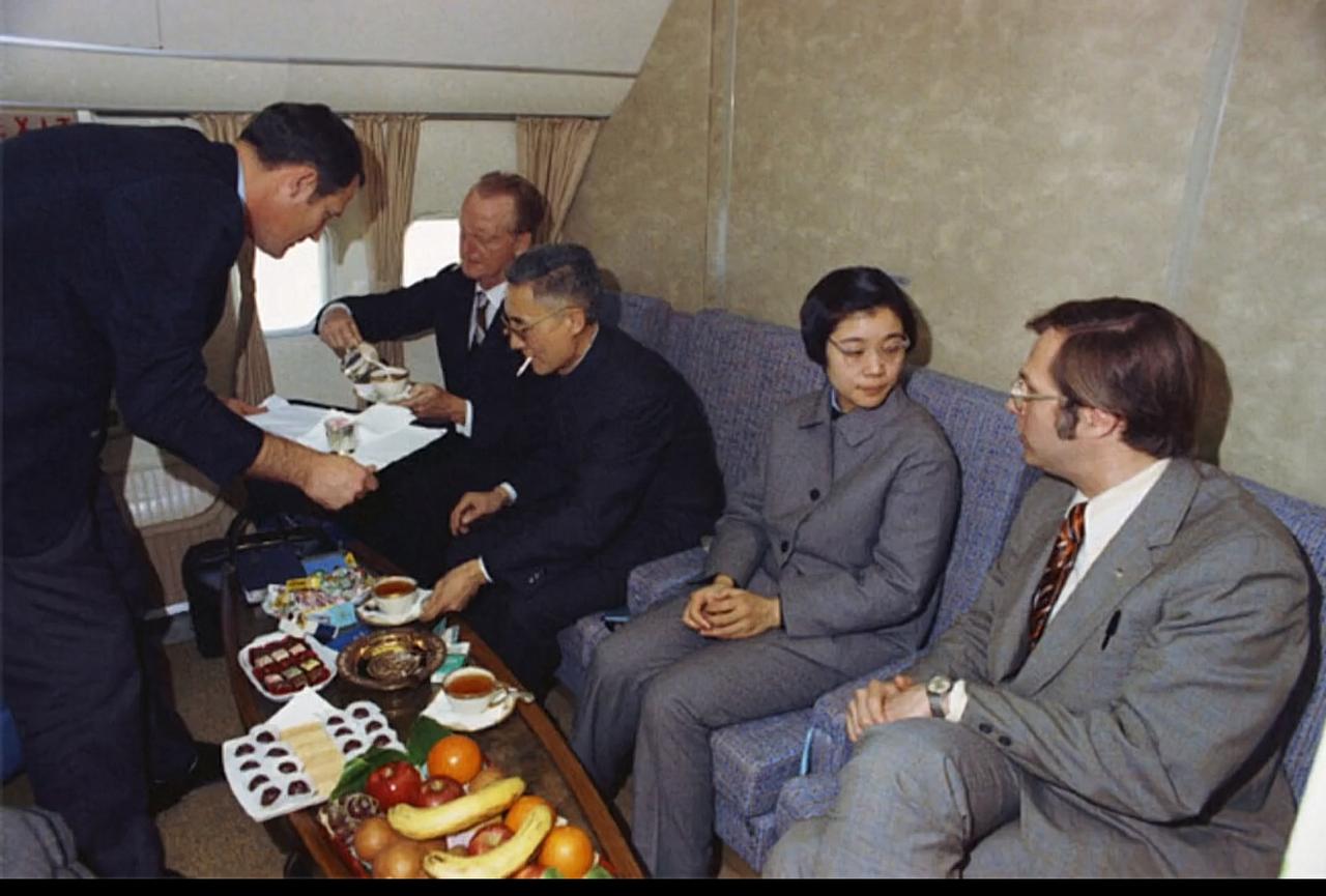 1972年尼克松访华，中方人员从上海登上空军一号随行飞往北京，中间这位女士是谁？
