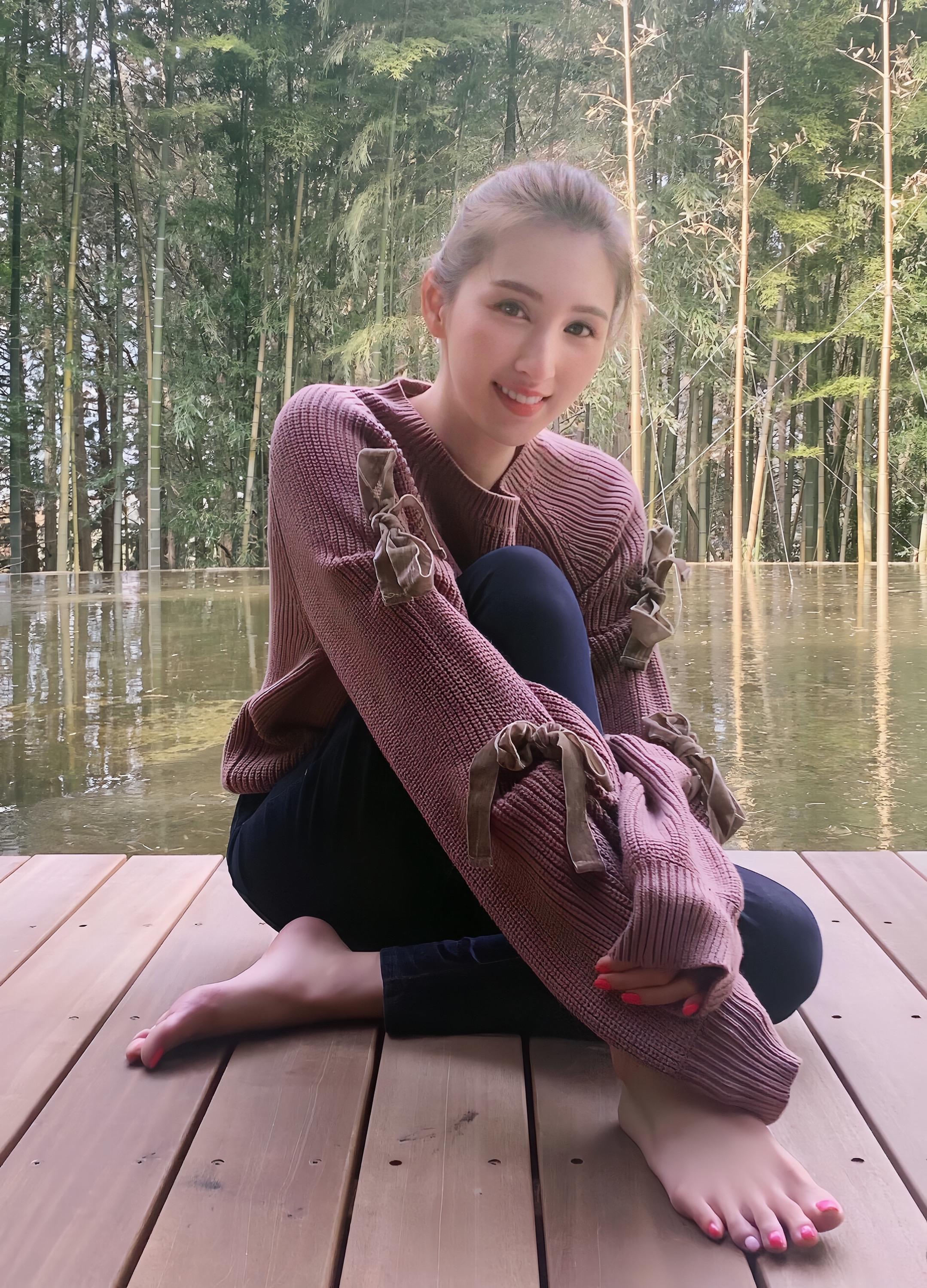 何傲儿。