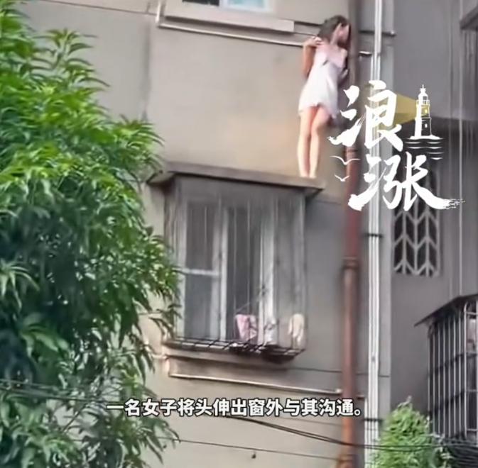 七夕本该是情侣甜蜜过节的夜晚，广东江门的一个小区里，深夜，有住户抬头，看到惊心动