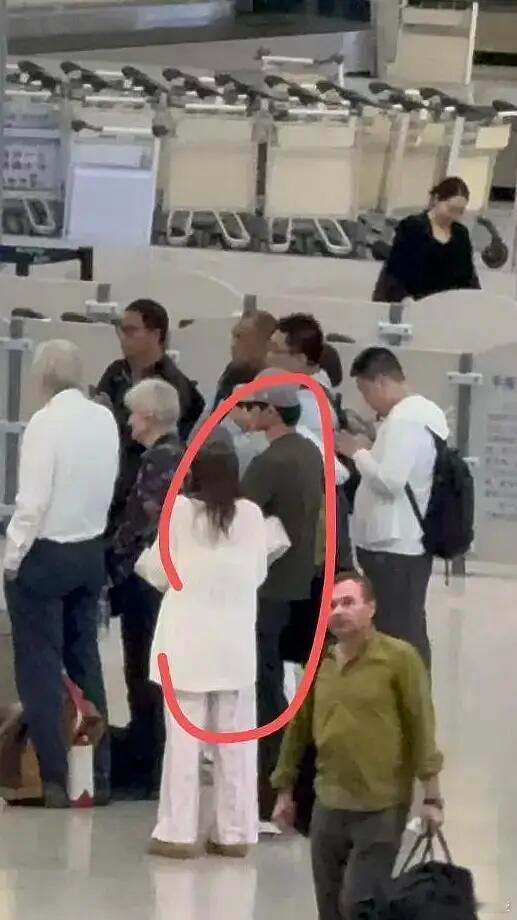 心动8线下已有两对真情侣机场同框！！继返场方蓝被拍到，66今天也被拍到了！心动的