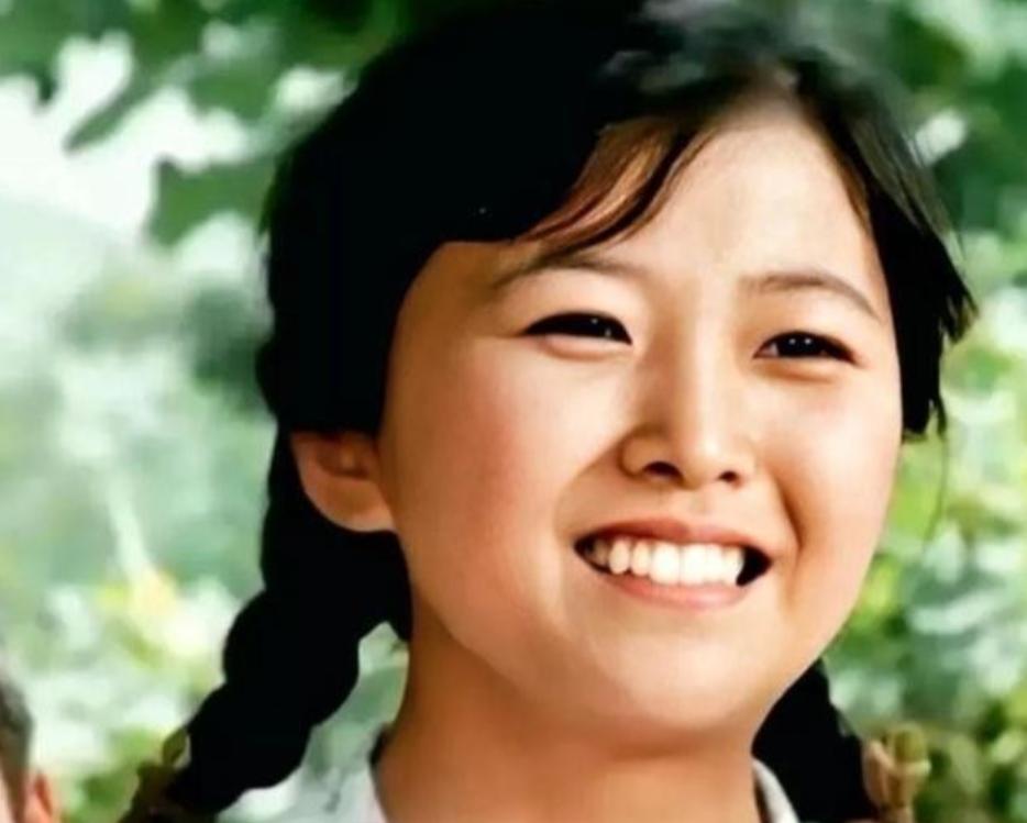 1979年，上海知青戴建国不顾反对娶了一农村女子，谁知娶回家当晚，妻子冲过去一拳