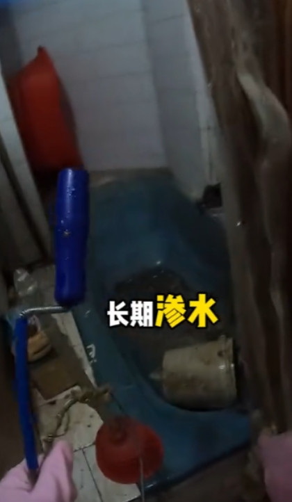 “神仙打架，凡人遭殃！”贵州贵阳，3楼和4楼闹矛盾，3楼把下水道堵上了，4楼开始