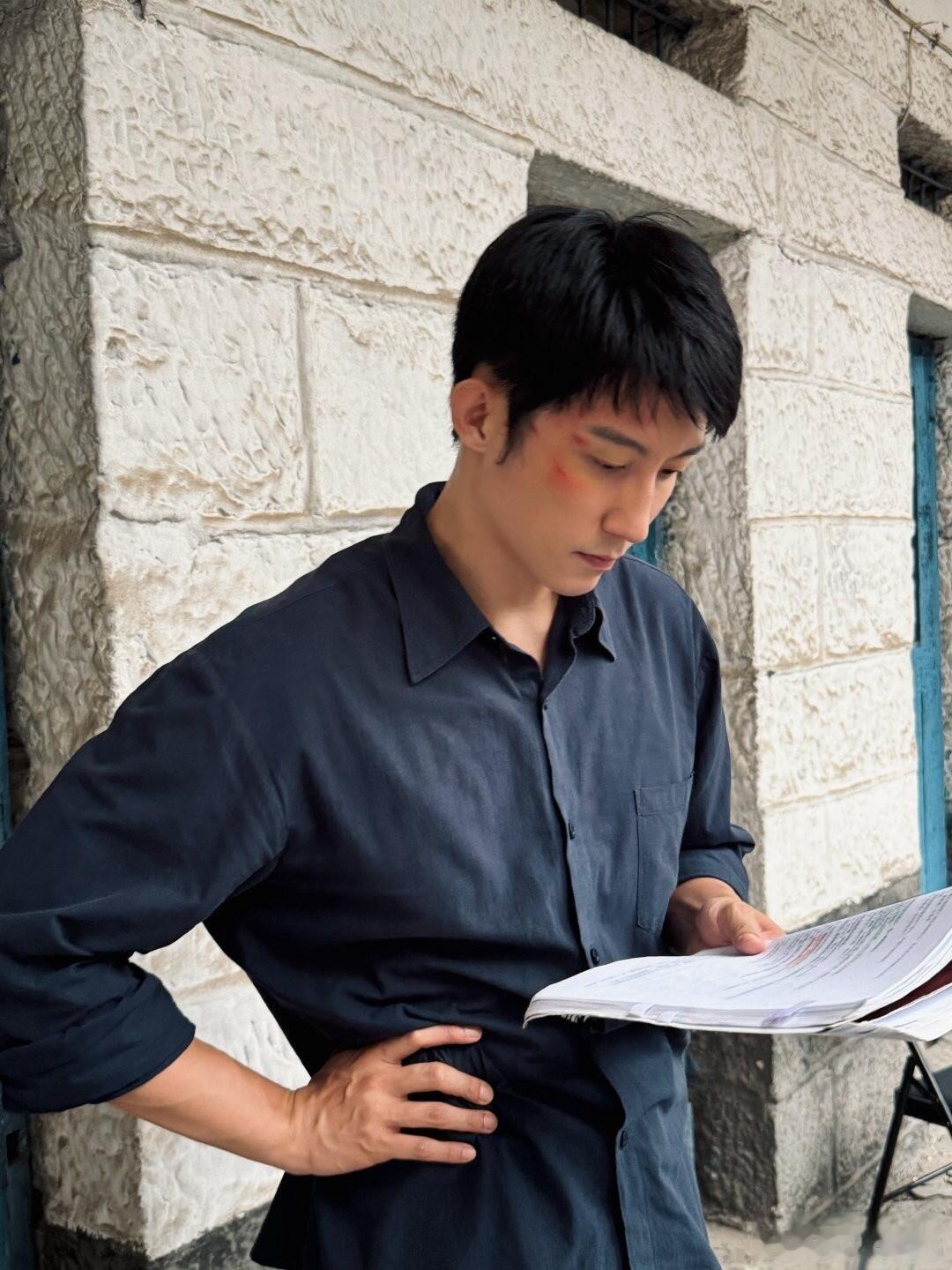 黄景瑜知道打戏是挨打的打吗别人拍武打戏是秀操作，黄景瑜拍《重器》的打戏是纯挨揍。