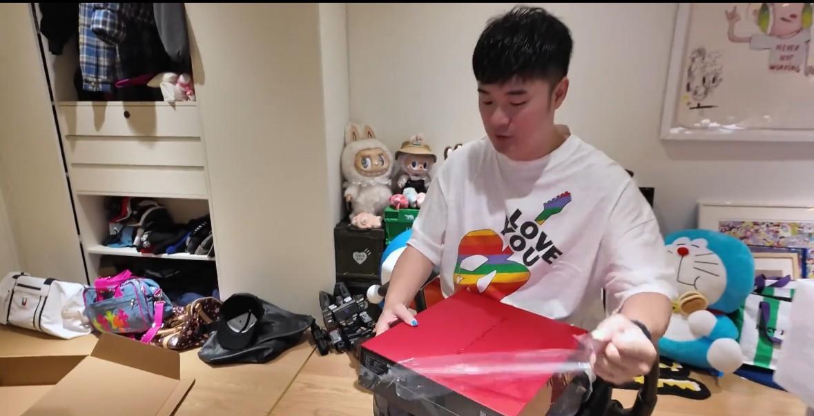 演员陈赫用上华为最新折叠屏电脑MateBookFold了，还出了个沉浸式开箱