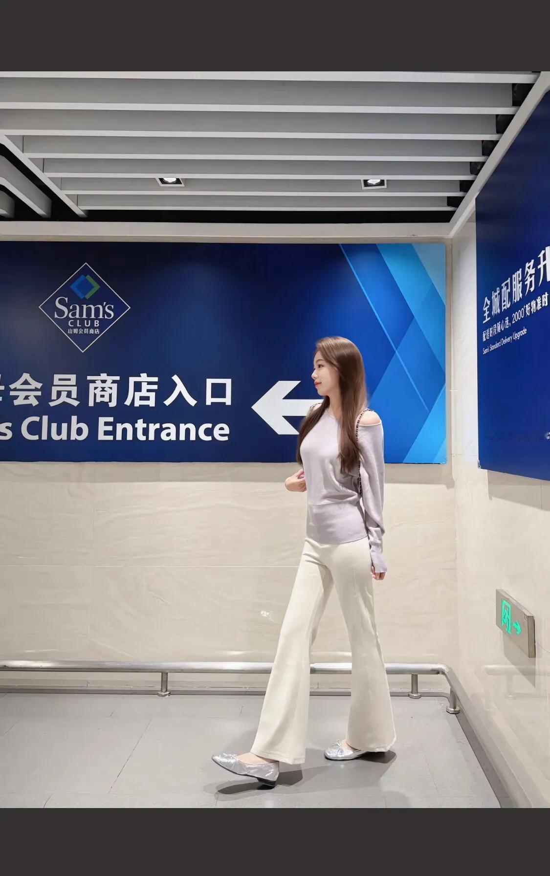 时尚穿搭指南：白色阔腿裤+灰色上衣，轻松优雅，尽显都市风范！👗👠