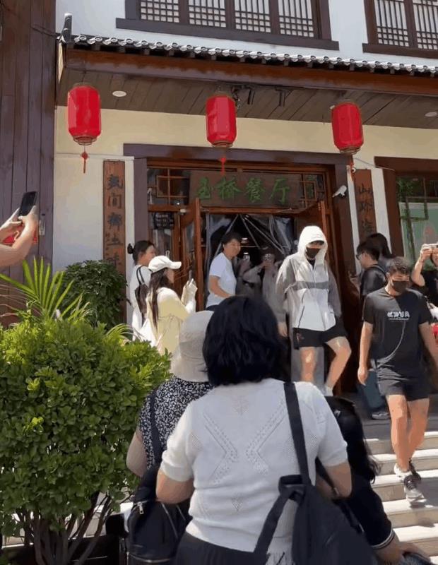 6.20路人视角下的大头！大头今天去玉桥餐厅，又被大家偶遇了，路人随手一拍