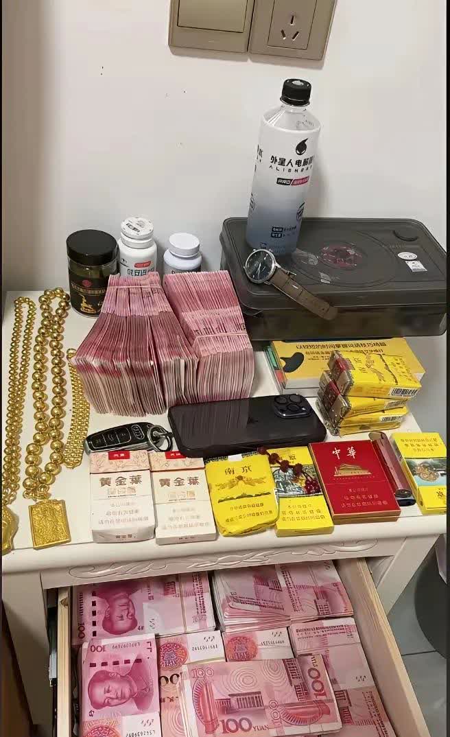 如果你有这么多的钱，你会选择躺平吗？有车有房，还有金项链，还有各种名贵的香烟。这