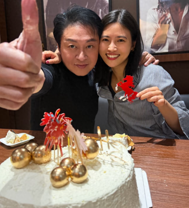 马景涛迎来64岁生日和可爱狗狗一同庆祝生日！