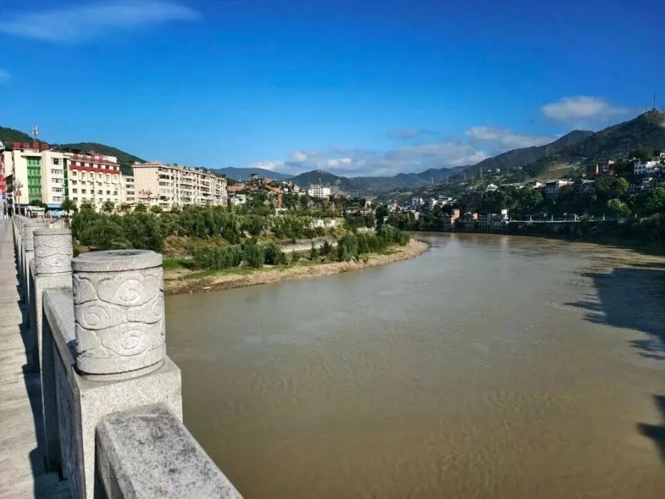 陕西一新郎婚礼当天跳河，遗体将下葬，男方放弃追究新娘方责任：原不赞成婚事