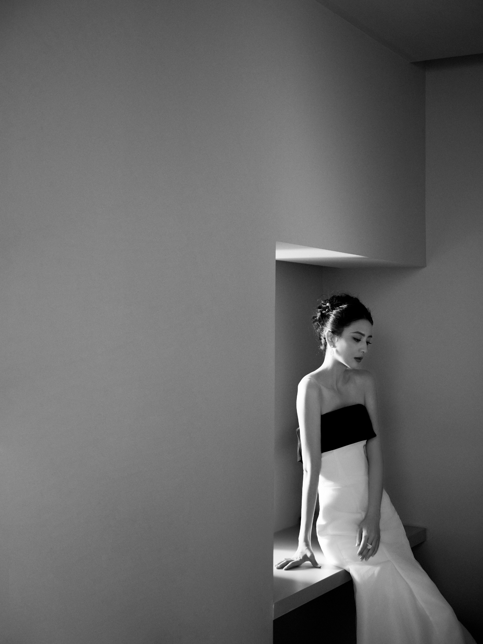 佟丽娅黑白色彩穿搭大片，柔美姿态下的浪漫格调