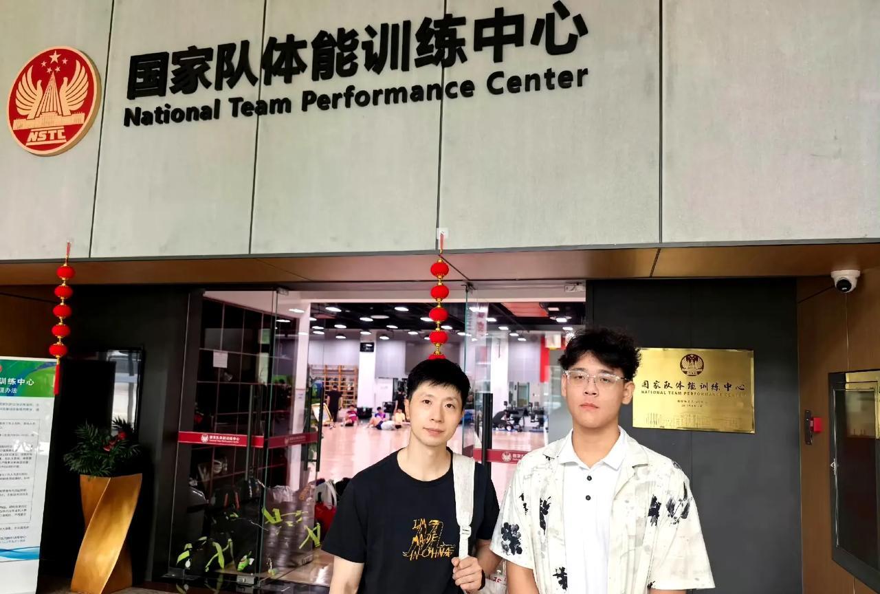 6月30日马龙还正常训练，不知道还以为是运动员。这个粉丝很厉害，能在门口集齐孙颖