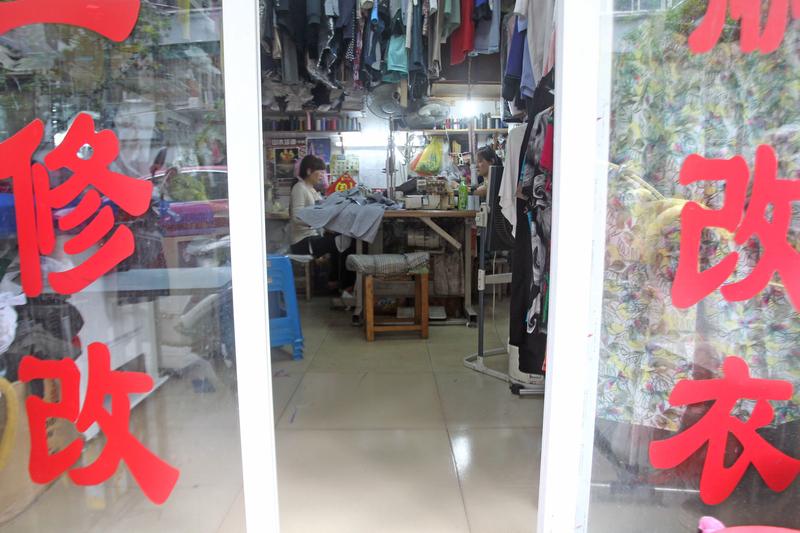 你们知道吗，我嫂子在商场一角干改衣服的活儿，像做裤边、换拉链这些。就这么个营生，