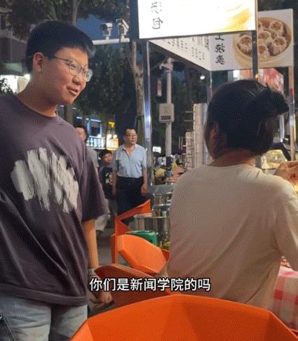 5月24日渝看新事报道，母子二人一同外出吃烧烤，席间母亲瞧见邻桌女子看着格外眼熟
