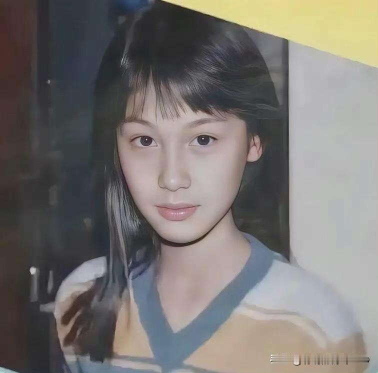 这是朱茵老照片，拍摄于80年代初，那时候朱茵十一岁，五官精致清纯甜美气质好，从小