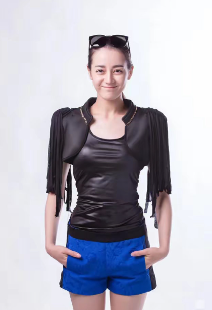 难怪明星们都挤破了头想爬到顶流的位置，看看迪丽热巴以前的照片就知道了，小透明时期