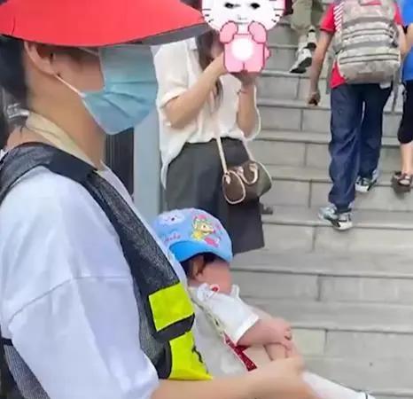 “自愿不强制？”广西百色，一女子发视频称，自己孩子在某小学上三年级，学校家委会强