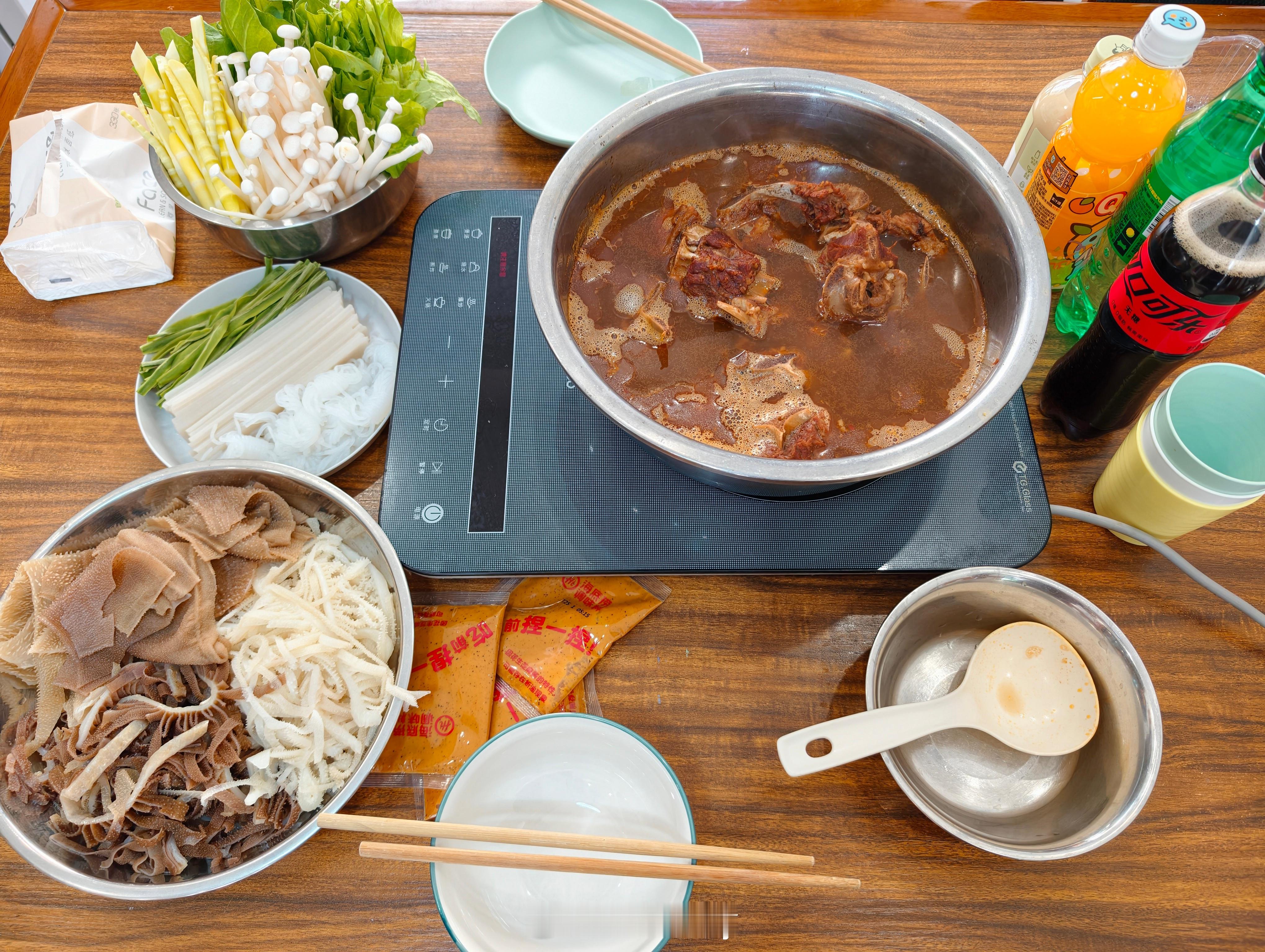 家里吃火锅美美的