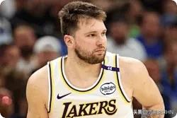 随着东契奇连续6场30+、亚历山大仅得26分，NBA新赛季得分王之争已无悬念！