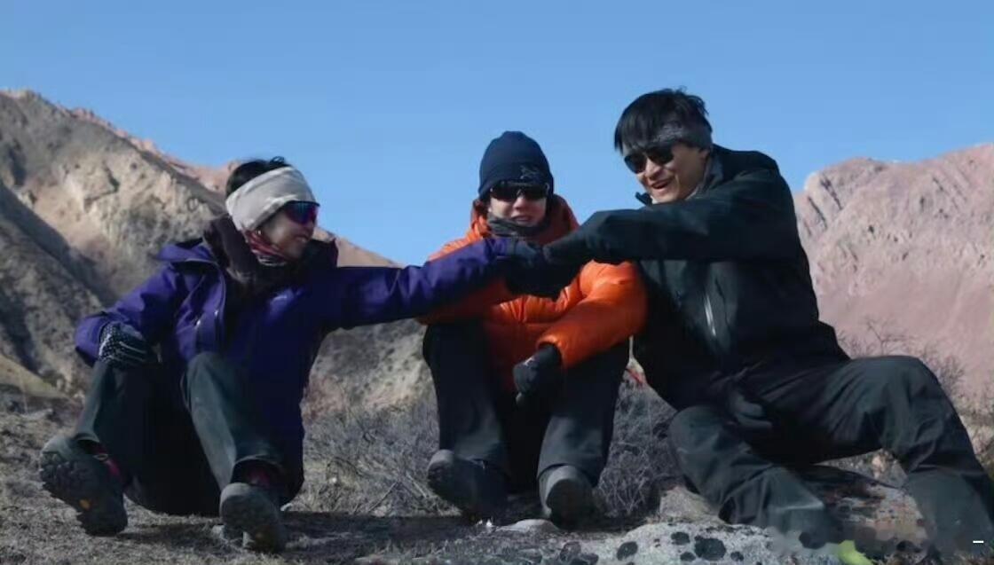 笑死了那些年王一博当过的电灯泡不但当过电灯泡而且后来还会修灯泡[笑着哭][泪