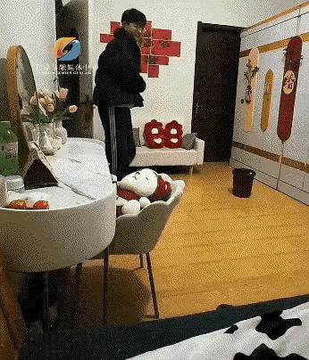 泪目！安徽，姐姐出嫁前一晚，弟弟神神秘秘地来到姐姐房间，姐姐以为弟弟是有什么事，