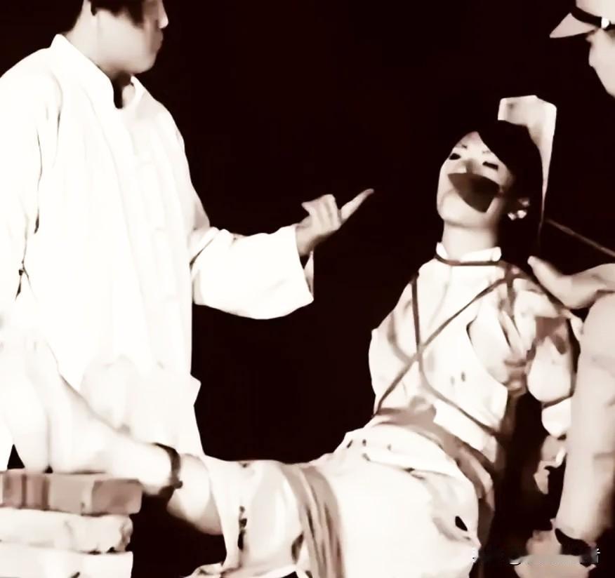 1943年，女战士邓静华被鬼子抓捕，就在日军准备施以酷刑的时候，已经疼到大汗淋漓