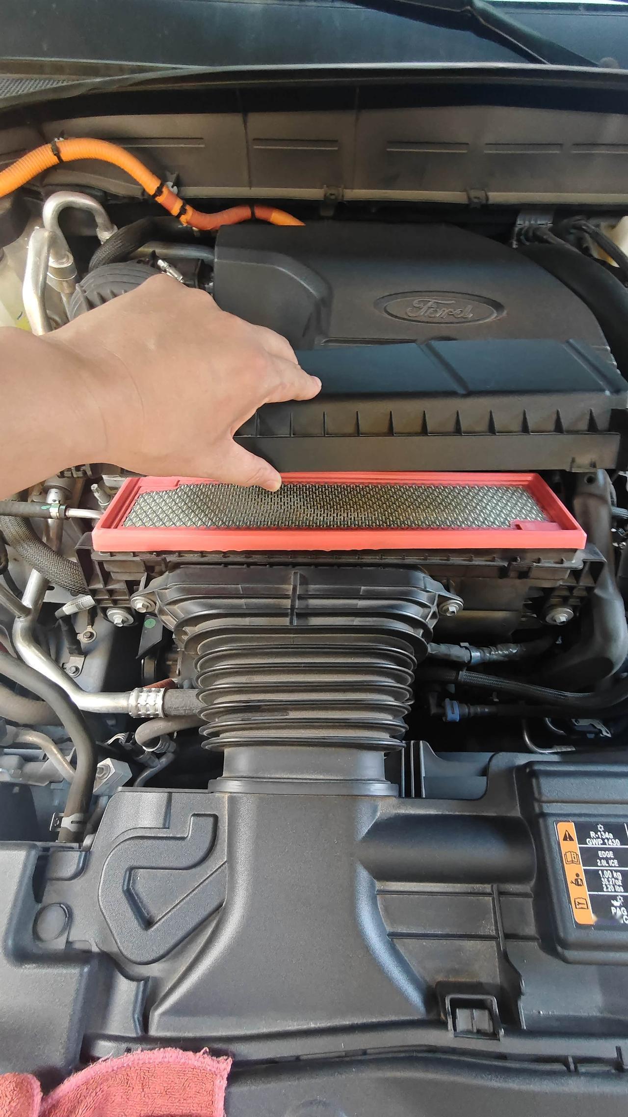 空气滤芯更换：自己保养最划算，门店收费翻倍，毫无必要空气滤芯和空调滤芯一样，都