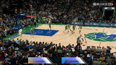 湖人巨星詹姆斯真是太悲催了，他惨遭独行侠中锋加福德的羞辱！在今天湖人客场挑战独行