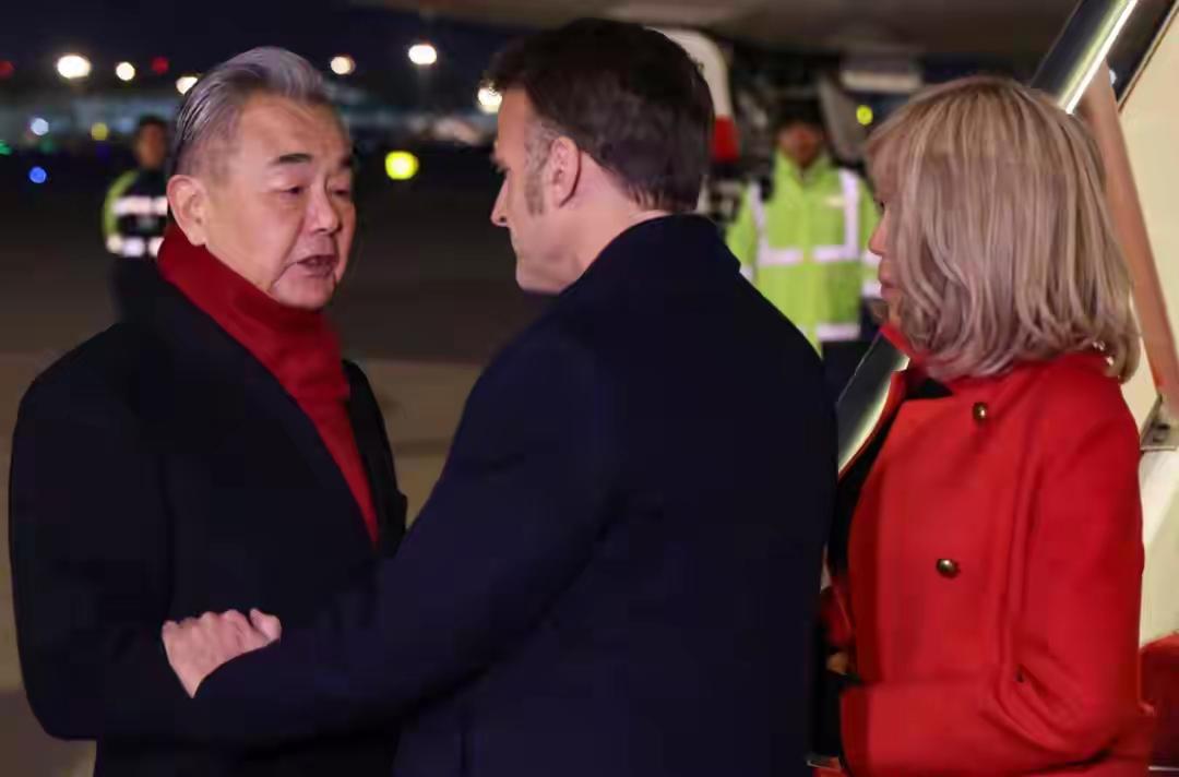法国总统带队来华谈生意，英国只能“羡慕嫉妒恨”？最近，法国总统马克龙带着一大