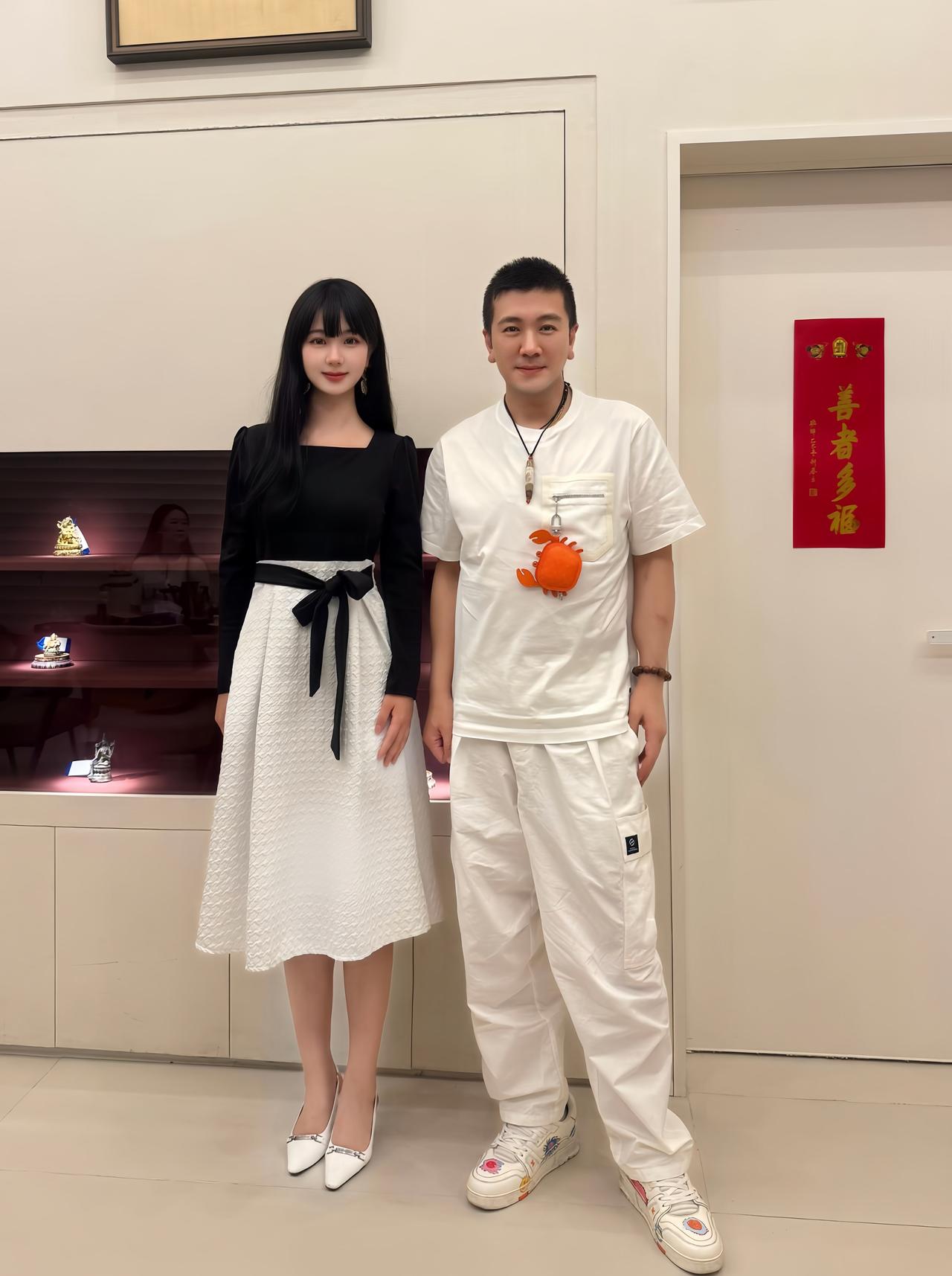 近日，杨子和美女合影，她的气质真好，杨子也挺有活力的，一点也看不出是50岁的人了
