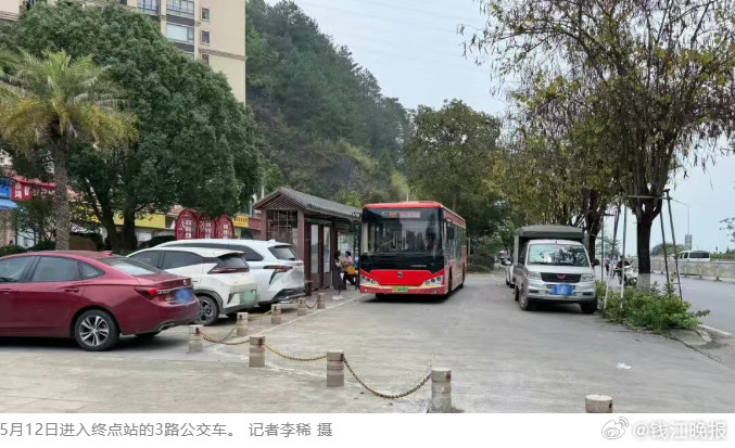 #梧州公交车坠桥现场护栏尚未修复#【实探广西梧州公交车坠桥现场，护栏尚未修复，目