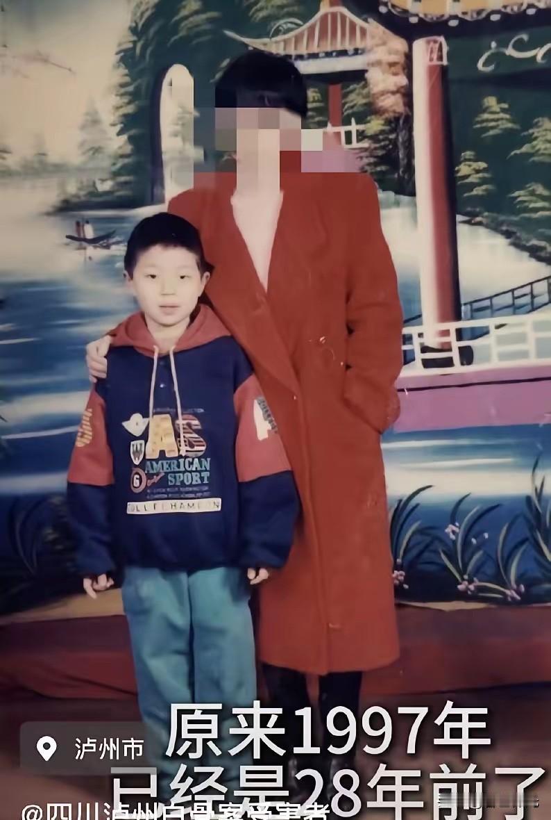 这就是母子连心吗？泸州，一10岁的男孩，在母亲失踪后，他想方设法溜出来找妈妈，神