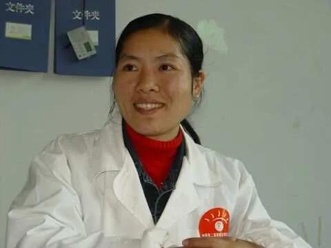 2000年，22岁汉族姑娘不顾父母反对，放弃高薪工作，远嫁贵州苗寨。公公卖了2头