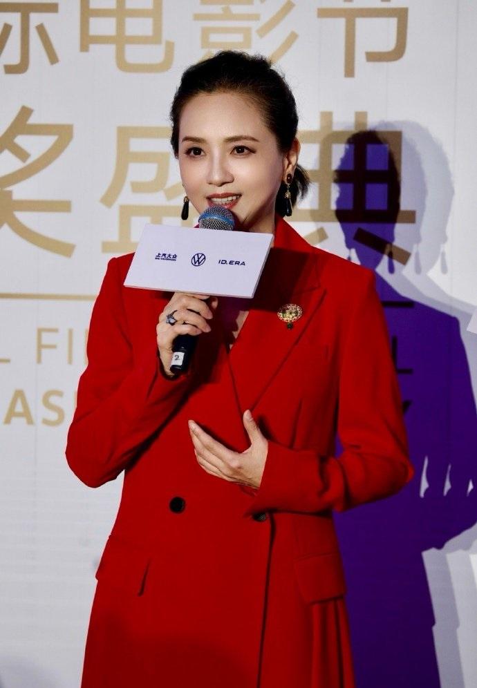 最近陶慧敏在澳门出席电影节，她穿了一身大红色的衣服，看上去光彩照人。陶慧敏如