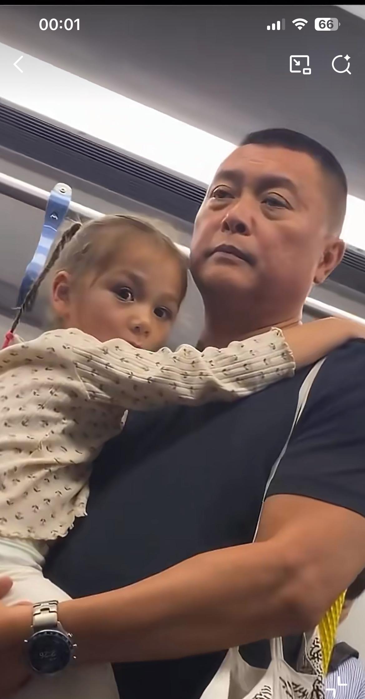 男子抱孩子搭乘香港地铁，要一年轻人让座，被年轻人用普通话、粤语、英语辱骂，此事引